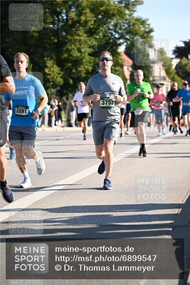 01.09.2024 - BARMER Alsterlauf Dr. Thomas Lammeyer http://msf.ph/oto/6899547 01.09.2024 09:37:15 Laufen 2891, 3753, 218 meine-sportfotos.de
