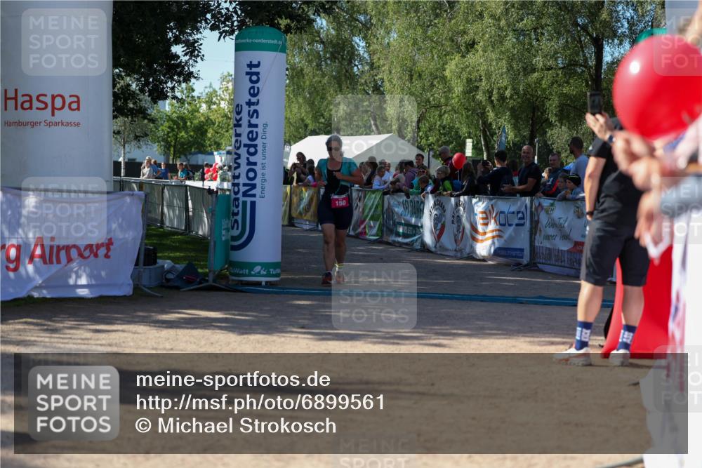 01.09.2024 - 17. Tribühne Triathlon Michael Strokosch http://msf.ph/oto/6899561 01.09.2024 10:53:17 Ziel 150 meine-sportfotos.de