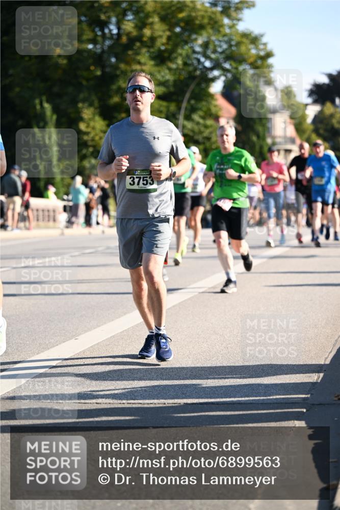01.09.2024 - BARMER Alsterlauf Dr. Thomas Lammeyer http://msf.ph/oto/6899563 01.09.2024 09:37:16 Laufen 3753 meine-sportfotos.de