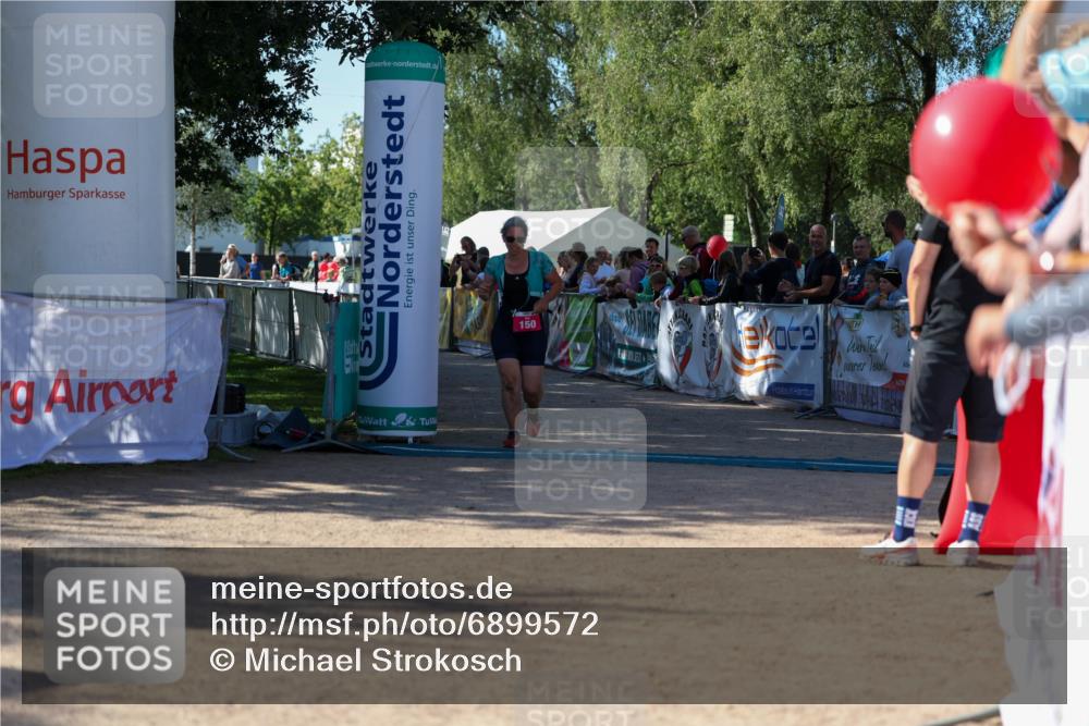 01.09.2024 - 17. Tribühne Triathlon Michael Strokosch http://msf.ph/oto/6899572 01.09.2024 10:53:17 Ziel 150 meine-sportfotos.de