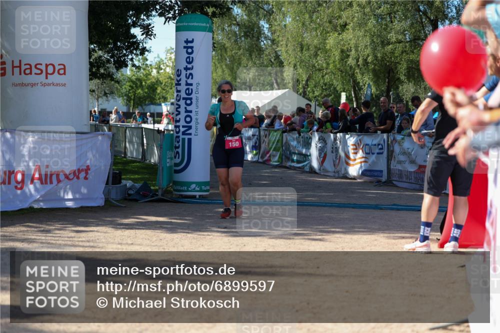 01.09.2024 - 17. Tribühne Triathlon Michael Strokosch http://msf.ph/oto/6899597 01.09.2024 10:53:19 Ziel 150 meine-sportfotos.de