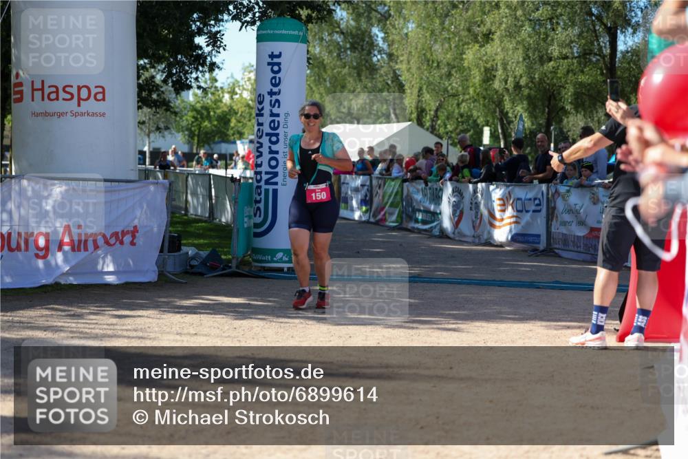 01.09.2024 - 17. Tribühne Triathlon Michael Strokosch http://msf.ph/oto/6899614 01.09.2024 10:53:19 Ziel 150 meine-sportfotos.de