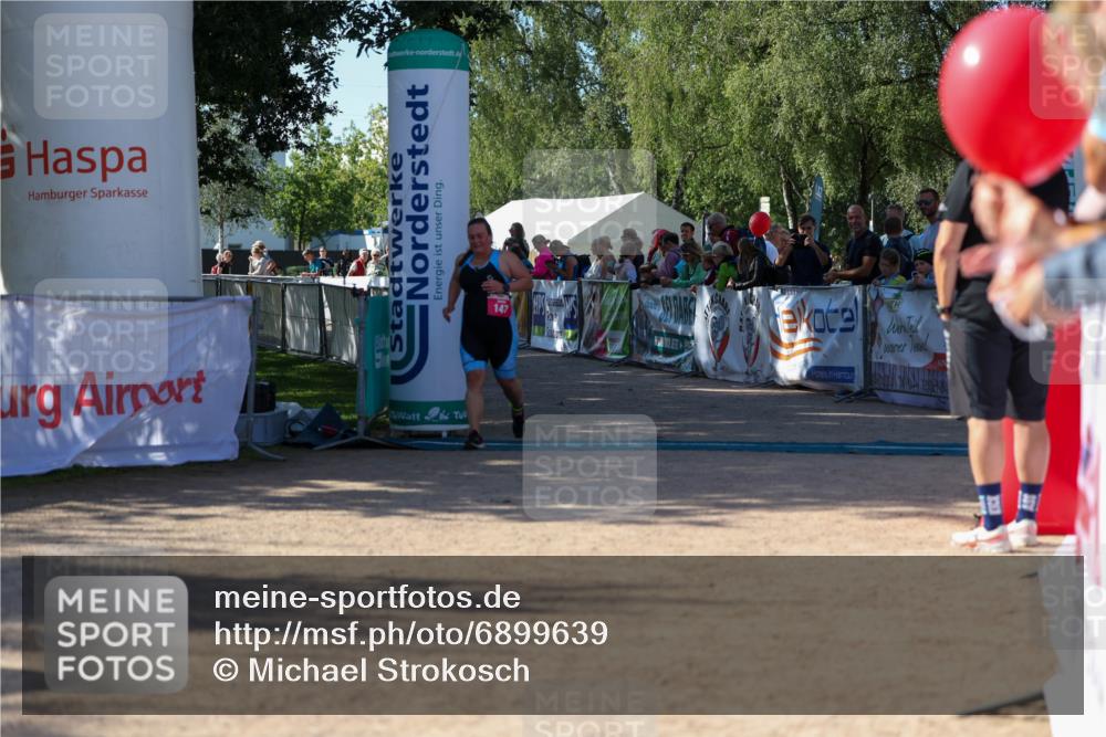 01.09.2024 - 17. Tribühne Triathlon Michael Strokosch http://msf.ph/oto/6899639 01.09.2024 10:53:27 Ziel 147 meine-sportfotos.de