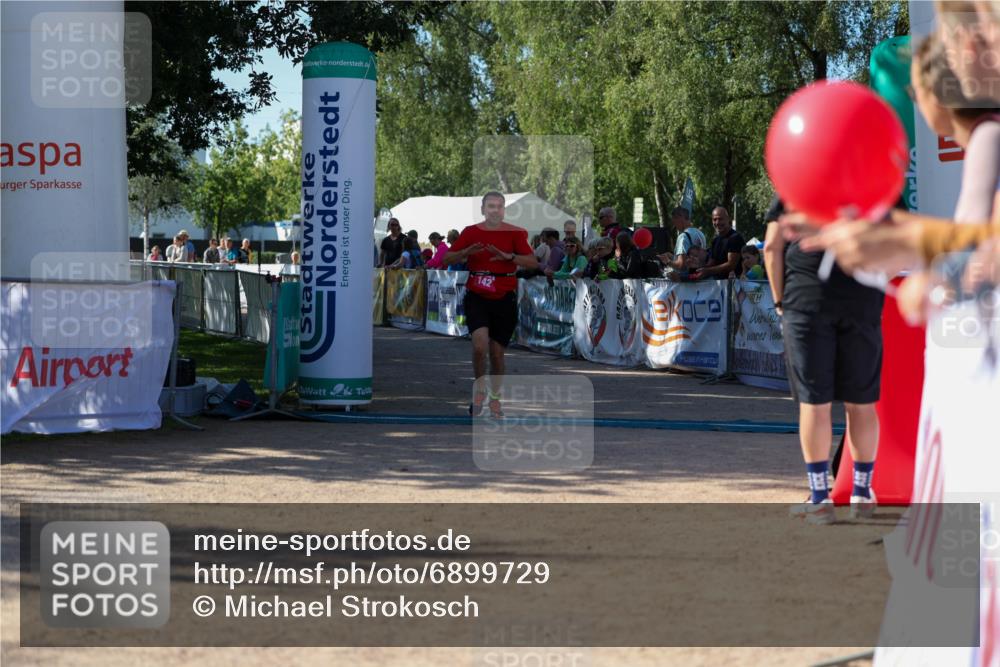 01.09.2024 - 17. Tribühne Triathlon Michael Strokosch http://msf.ph/oto/6899729 01.09.2024 10:54:20 Ziel 142 meine-sportfotos.de