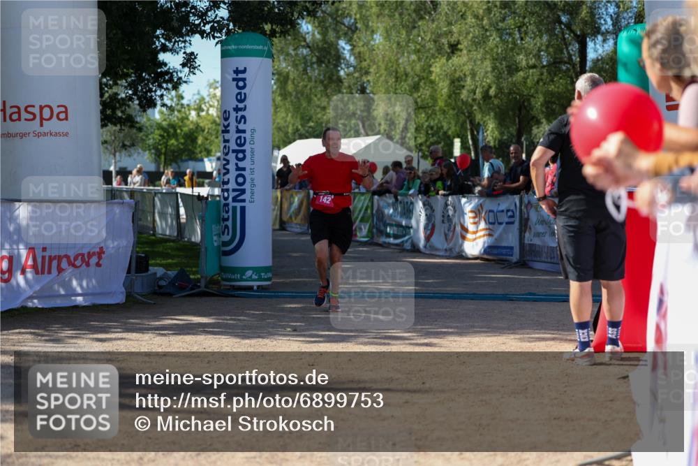 01.09.2024 - 17. Tribühne Triathlon Michael Strokosch http://msf.ph/oto/6899753 01.09.2024 10:54:21 Ziel 142 meine-sportfotos.de
