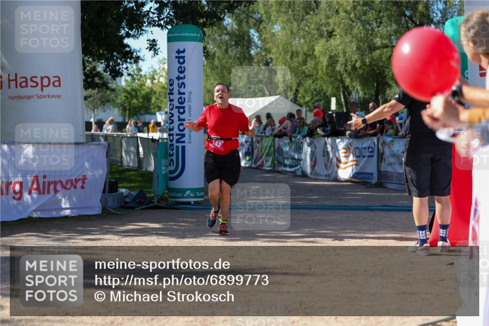01.09.2024 - 17. Tribühne Triathlon Michael Strokosch http://msf.ph/oto/6899773 01.09.2024 10:54:21 Ziel 142 meine-sportfotos.de