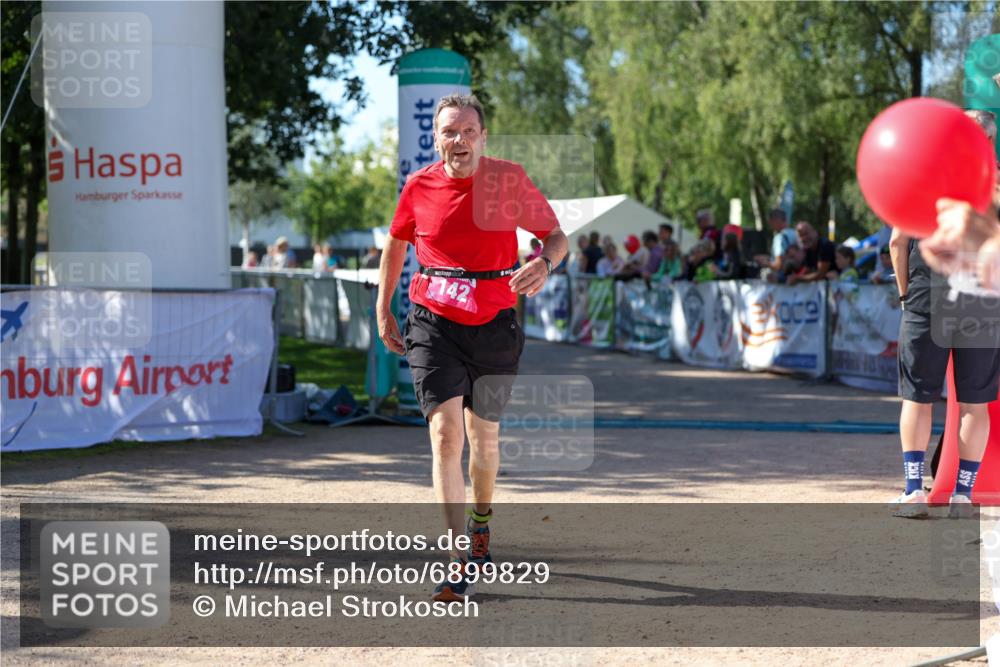 01.09.2024 - 17. Tribühne Triathlon Michael Strokosch http://msf.ph/oto/6899829 01.09.2024 10:54:23 Ziel 142 meine-sportfotos.de