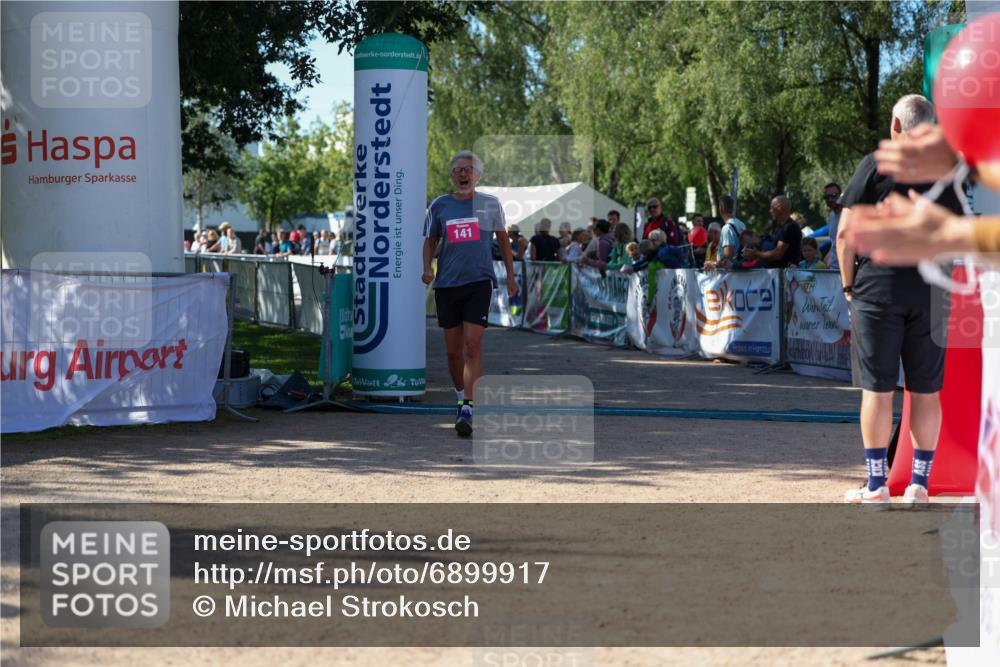 01.09.2024 - 17. Tribühne Triathlon Michael Strokosch http://msf.ph/oto/6899917 01.09.2024 10:54:48 Ziel 141 meine-sportfotos.de