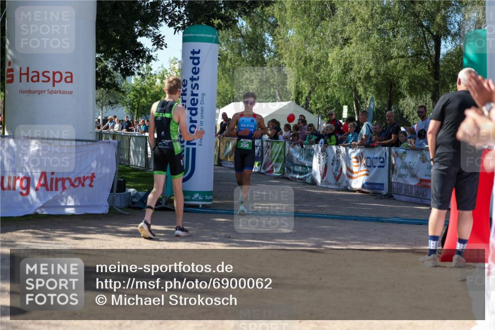 01.09.2024 - 17. Tribühne Triathlon Michael Strokosch http://msf.ph/oto/6900062 01.09.2024 10:55:31 Ziel 256 meine-sportfotos.de