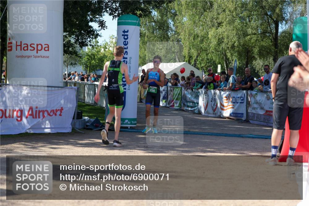 01.09.2024 - 17. Tribühne Triathlon Michael Strokosch http://msf.ph/oto/6900071 01.09.2024 10:55:32 Ziel 256 meine-sportfotos.de