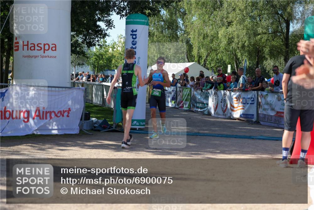 01.09.2024 - 17. Tribühne Triathlon Michael Strokosch http://msf.ph/oto/6900075 01.09.2024 10:55:32 Ziel 256 meine-sportfotos.de