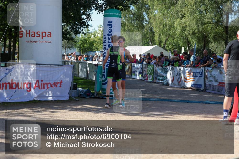 01.09.2024 - 17. Tribühne Triathlon Michael Strokosch http://msf.ph/oto/6900104 01.09.2024 10:55:33 Ziel 256 meine-sportfotos.de