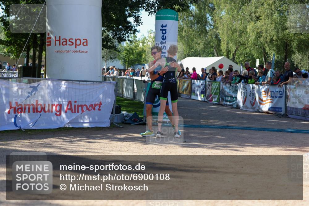 01.09.2024 - 17. Tribühne Triathlon Michael Strokosch http://msf.ph/oto/6900108 01.09.2024 10:55:33 Ziel 256 meine-sportfotos.de
