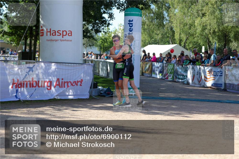 01.09.2024 - 17. Tribühne Triathlon Michael Strokosch http://msf.ph/oto/6900112 01.09.2024 10:55:33 Ziel 256 meine-sportfotos.de