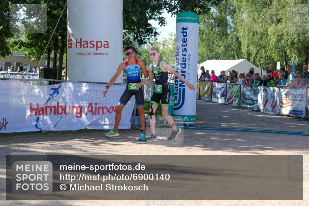 01.09.2024 - 17. Tribühne Triathlon Michael Strokosch http://msf.ph/oto/6900140 01.09.2024 10:55:34 Ziel 256 meine-sportfotos.de