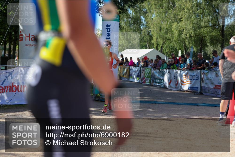 01.09.2024 - 17. Tribühne Triathlon Michael Strokosch http://msf.ph/oto/6900182 01.09.2024 10:55:49 Ziel 255, 306 meine-sportfotos.de