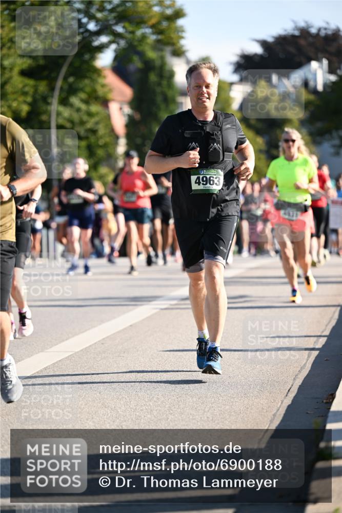 01.09.2024 - BARMER Alsterlauf Dr. Thomas Lammeyer http://msf.ph/oto/6900188 01.09.2024 09:37:46 Laufen 4963 meine-sportfotos.de