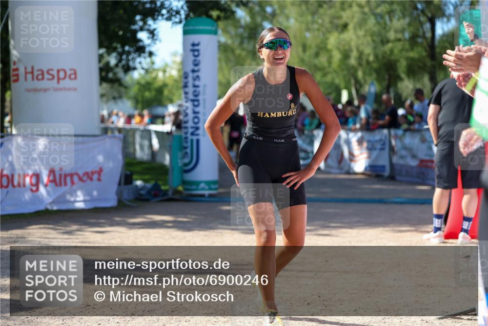 01.09.2024 - 17. Tribühne Triathlon Michael Strokosch http://msf.ph/oto/6900246 01.09.2024 10:55:56 Ziel 165, 166, 285, 306 meine-sportfotos.de