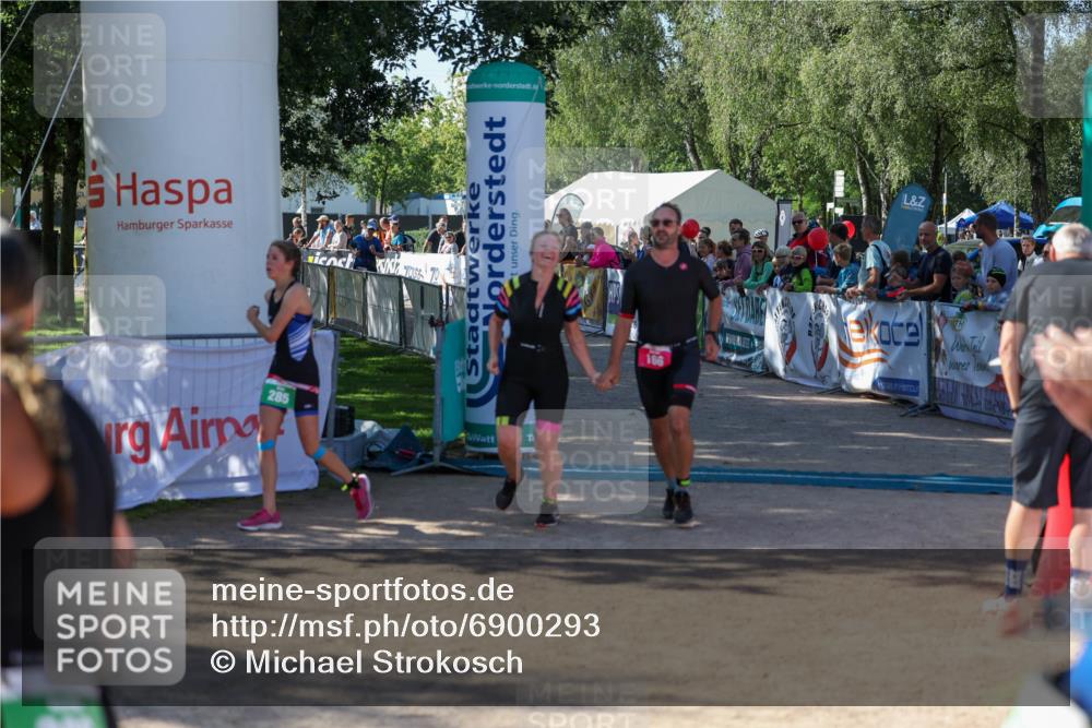 01.09.2024 - 17. Tribühne Triathlon Michael Strokosch http://msf.ph/oto/6900293 01.09.2024 10:56:00 Ziel 165, 166, 285 meine-sportfotos.de