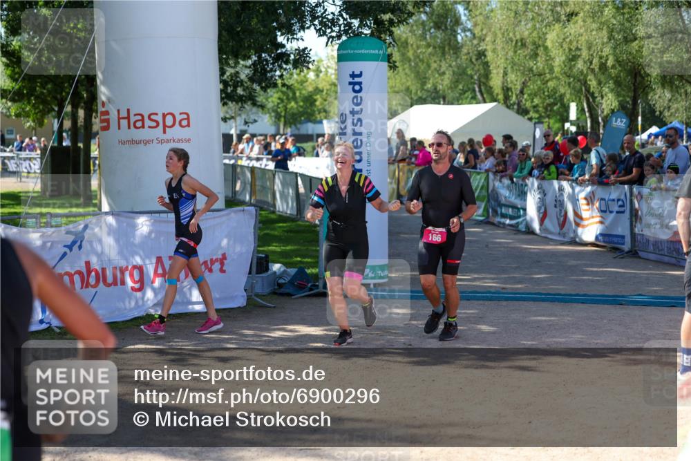 01.09.2024 - 17. Tribühne Triathlon Michael Strokosch http://msf.ph/oto/6900296 01.09.2024 10:56:01 Ziel 165, 166, 285 meine-sportfotos.de