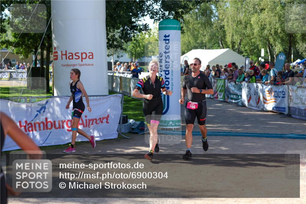 01.09.2024 - 17. Tribühne Triathlon Michael Strokosch http://msf.ph/oto/6900304 01.09.2024 10:56:01 Ziel 165, 166, 285 meine-sportfotos.de