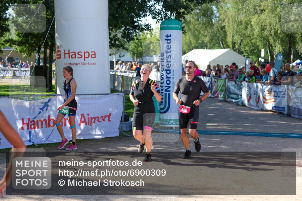 01.09.2024 - 17. Tribühne Triathlon Michael Strokosch http://msf.ph/oto/6900309 01.09.2024 10:56:01 Ziel 165, 166, 285 meine-sportfotos.de
