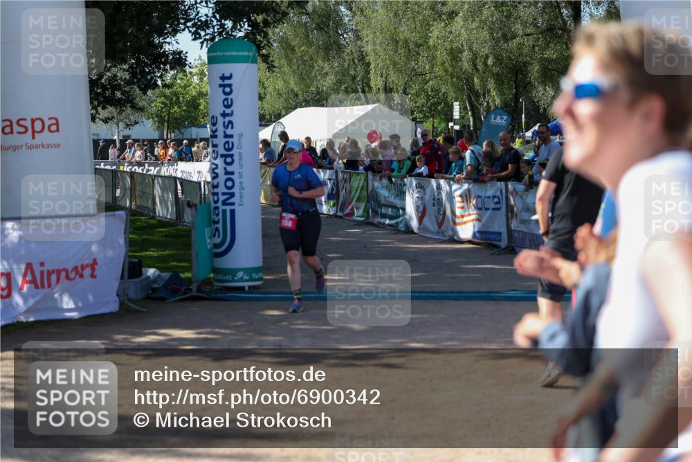 01.09.2024 - 17. Tribühne Triathlon Michael Strokosch http://msf.ph/oto/6900342 01.09.2024 10:56:08 Ziel 158 meine-sportfotos.de