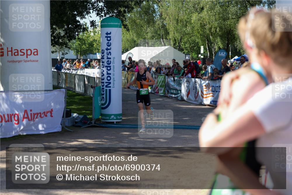 01.09.2024 - 17. Tribühne Triathlon Michael Strokosch http://msf.ph/oto/6900374 01.09.2024 10:56:16 Ziel 247 meine-sportfotos.de