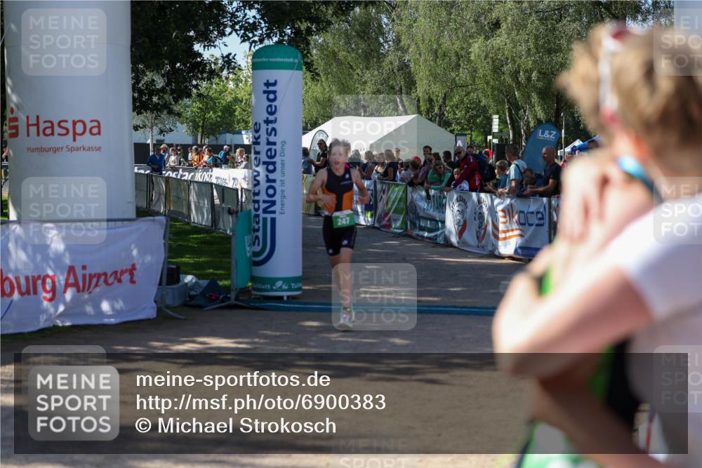 01.09.2024 - 17. Tribühne Triathlon Michael Strokosch http://msf.ph/oto/6900383 01.09.2024 10:56:16 Ziel 247 meine-sportfotos.de