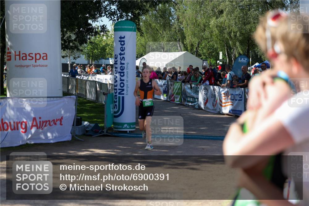 01.09.2024 - 17. Tribühne Triathlon Michael Strokosch http://msf.ph/oto/6900391 01.09.2024 10:56:16 Ziel 247 meine-sportfotos.de