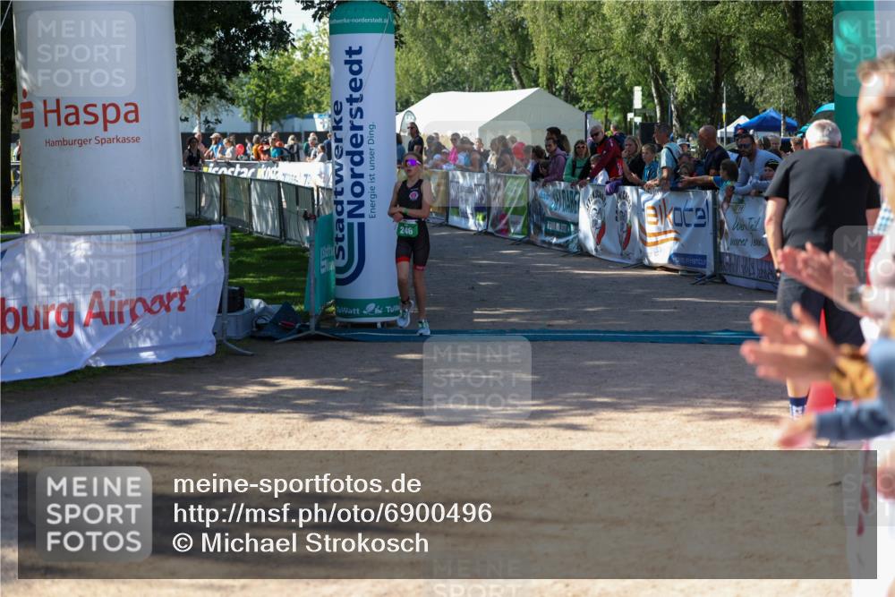 01.09.2024 - 17. Tribühne Triathlon Michael Strokosch http://msf.ph/oto/6900496 01.09.2024 10:56:34 Ziel 246 meine-sportfotos.de