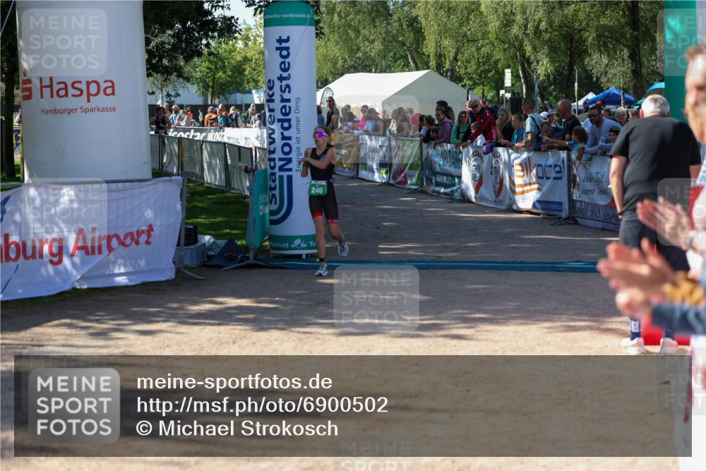 01.09.2024 - 17. Tribühne Triathlon Michael Strokosch http://msf.ph/oto/6900502 01.09.2024 10:56:34 Ziel 246 meine-sportfotos.de