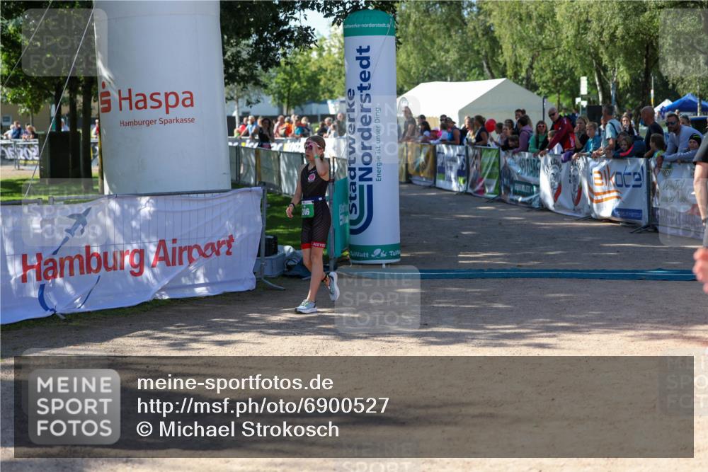 01.09.2024 - 17. Tribühne Triathlon Michael Strokosch http://msf.ph/oto/6900527 01.09.2024 10:56:35 Ziel 246 meine-sportfotos.de
