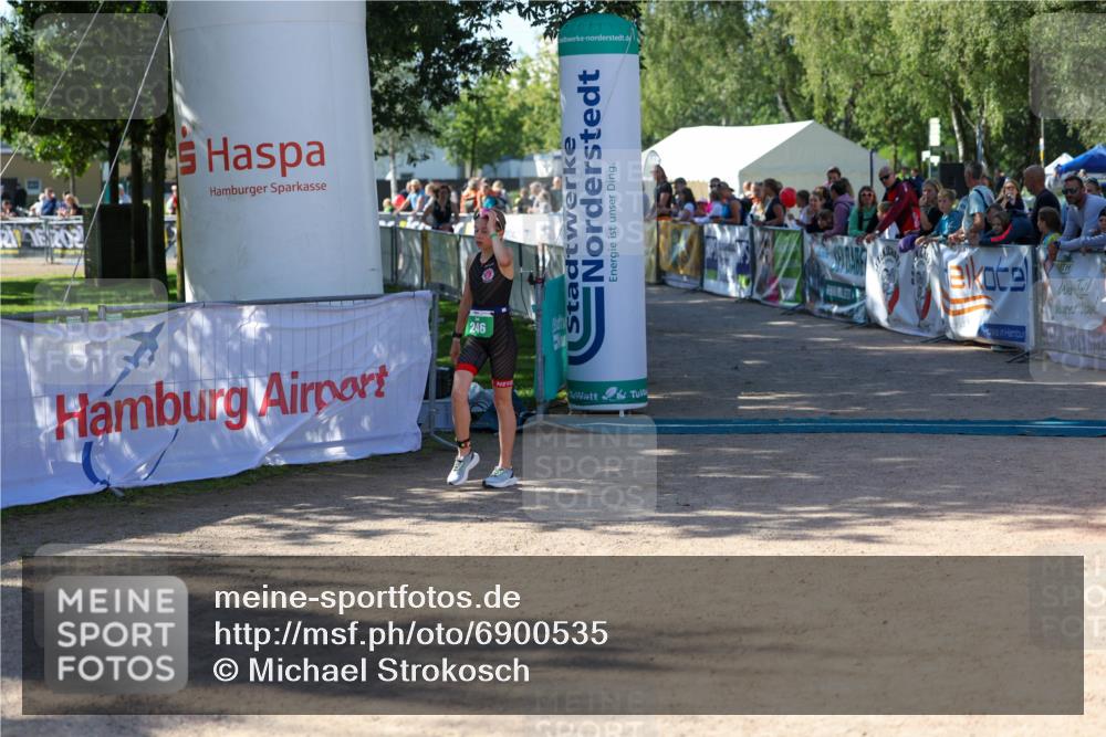 01.09.2024 - 17. Tribühne Triathlon Michael Strokosch http://msf.ph/oto/6900535 01.09.2024 10:56:36 Ziel 246 meine-sportfotos.de