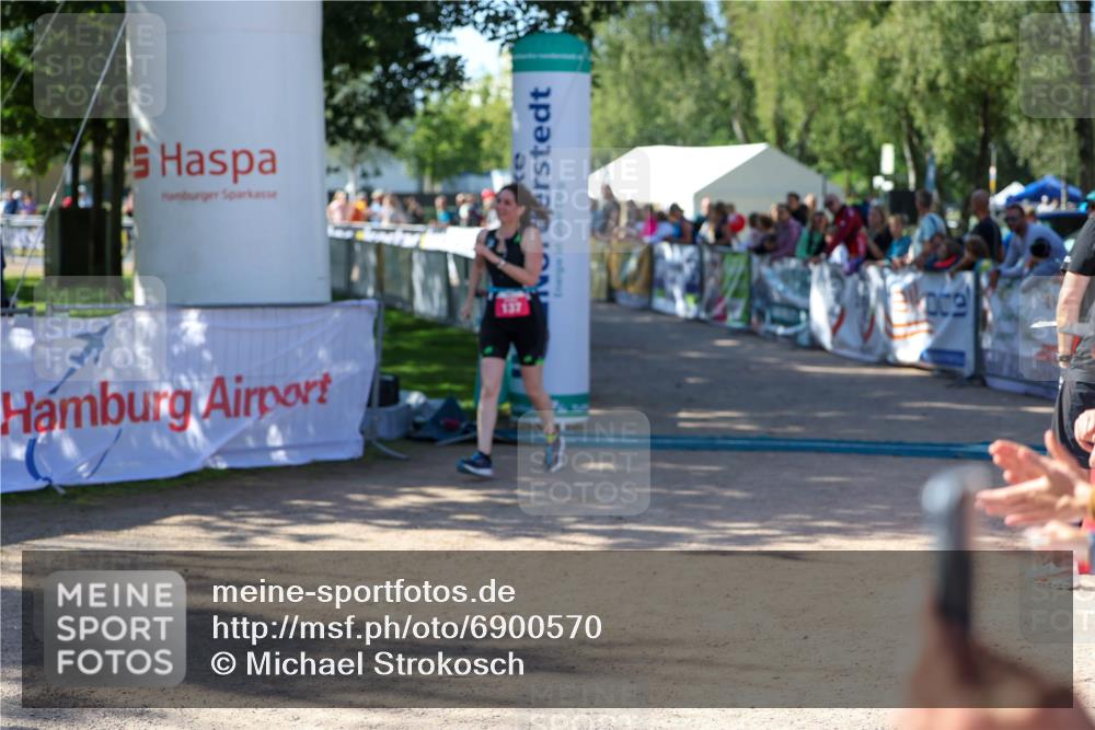 01.09.2024 - 17. Tribühne Triathlon Michael Strokosch http://msf.ph/oto/6900570 01.09.2024 10:56:44 Ziel 137 meine-sportfotos.de