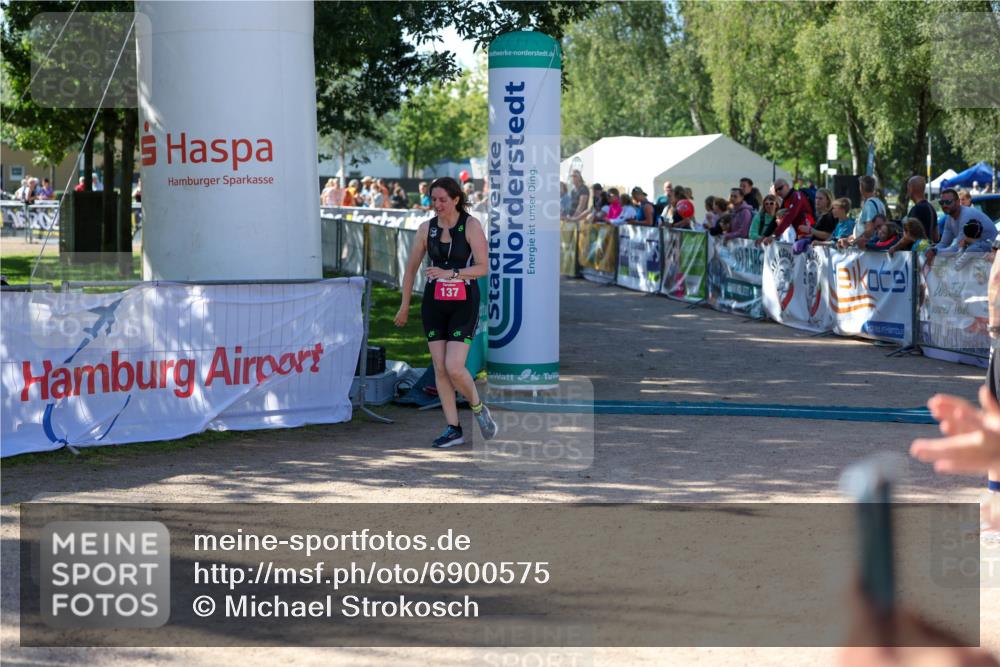 01.09.2024 - 17. Tribühne Triathlon Michael Strokosch http://msf.ph/oto/6900575 01.09.2024 10:56:44 Ziel 137 meine-sportfotos.de