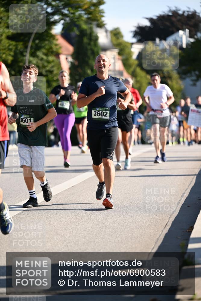01.09.2024 - BARMER Alsterlauf Dr. Thomas Lammeyer http://msf.ph/oto/6900583 01.09.2024 09:38:08 Laufen 3601, 3602 meine-sportfotos.de