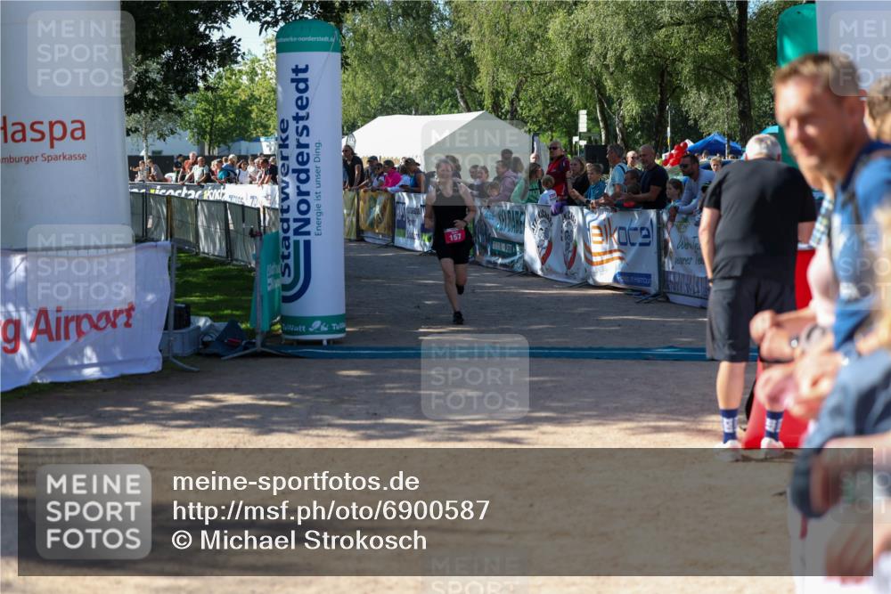 01.09.2024 - 17. Tribühne Triathlon Michael Strokosch http://msf.ph/oto/6900587 01.09.2024 10:56:56 Ziel 157 meine-sportfotos.de