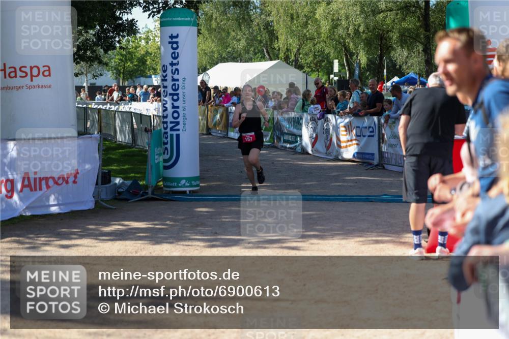 01.09.2024 - 17. Tribühne Triathlon Michael Strokosch http://msf.ph/oto/6900613 01.09.2024 10:56:57 Ziel 157 meine-sportfotos.de