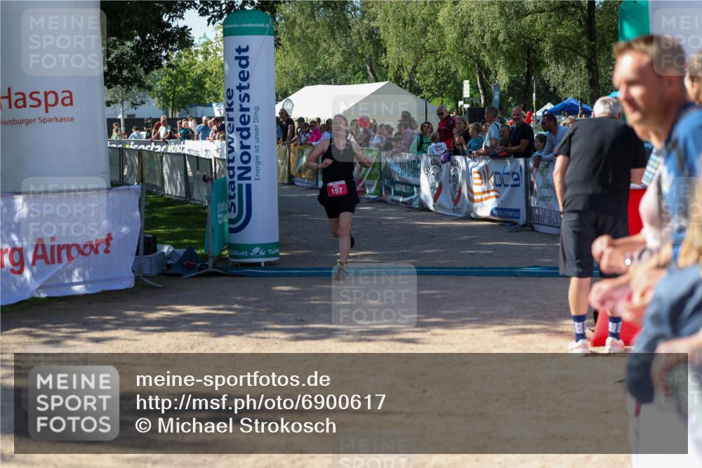 01.09.2024 - 17. Tribühne Triathlon Michael Strokosch http://msf.ph/oto/6900617 01.09.2024 10:56:57 Ziel 157 meine-sportfotos.de
