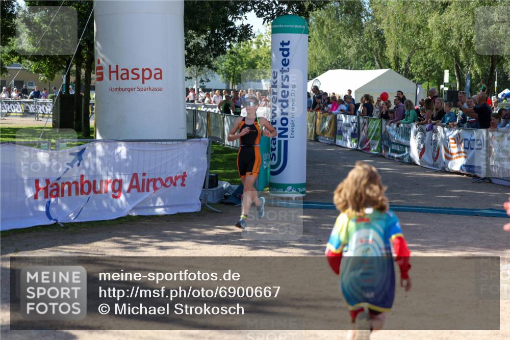 01.09.2024 - 17. Tribühne Triathlon Michael Strokosch http://msf.ph/oto/6900667 01.09.2024 10:57:41 Ziel 266, 272 meine-sportfotos.de