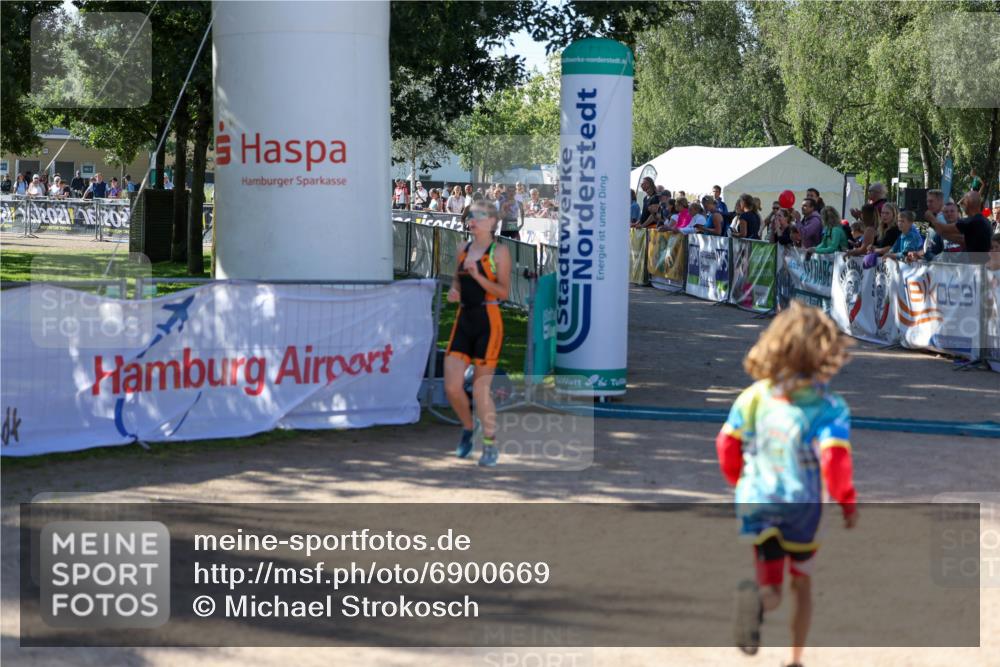 01.09.2024 - 17. Tribühne Triathlon Michael Strokosch http://msf.ph/oto/6900669 01.09.2024 10:57:41 Ziel 266, 272 meine-sportfotos.de
