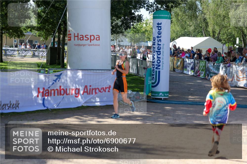 01.09.2024 - 17. Tribühne Triathlon Michael Strokosch http://msf.ph/oto/6900677 01.09.2024 10:57:41 Ziel 266, 272 meine-sportfotos.de