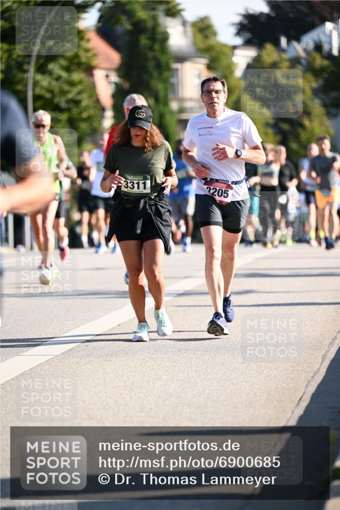 01.09.2024 - BARMER Alsterlauf Dr. Thomas Lammeyer http://msf.ph/oto/6900685 01.09.2024 09:38:10 Laufen 3311, 3205 meine-sportfotos.de