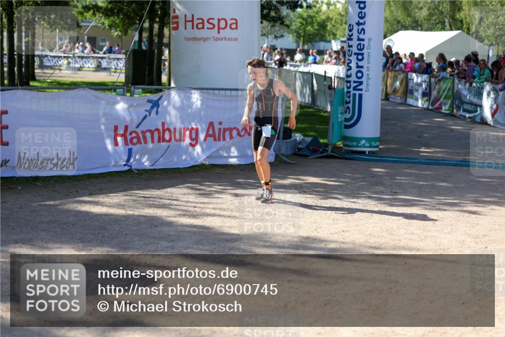 01.09.2024 - 17. Tribühne Triathlon Michael Strokosch http://msf.ph/oto/6900745 01.09.2024 10:58:12 Ziel 186 meine-sportfotos.de