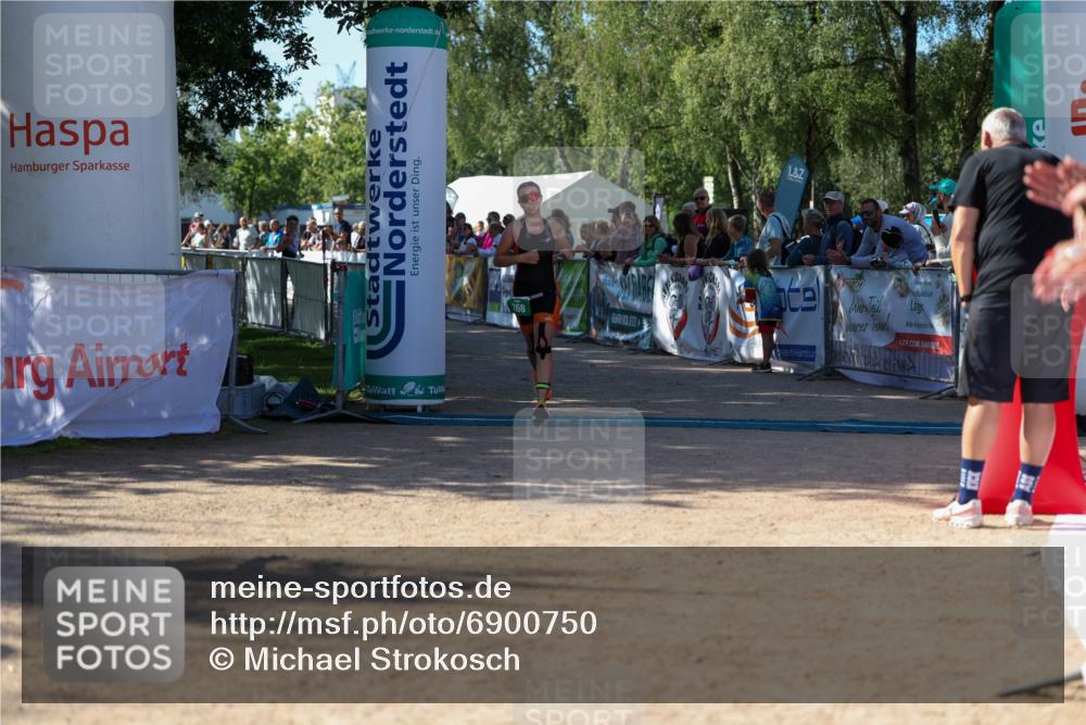 01.09.2024 - 17. Tribühne Triathlon Michael Strokosch http://msf.ph/oto/6900750 01.09.2024 10:58:19 Ziel 207, 268 meine-sportfotos.de