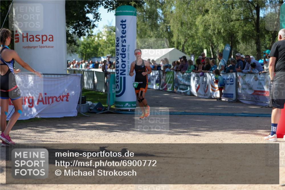01.09.2024 - 17. Tribühne Triathlon Michael Strokosch http://msf.ph/oto/6900772 01.09.2024 10:58:20 Ziel 207, 268 meine-sportfotos.de