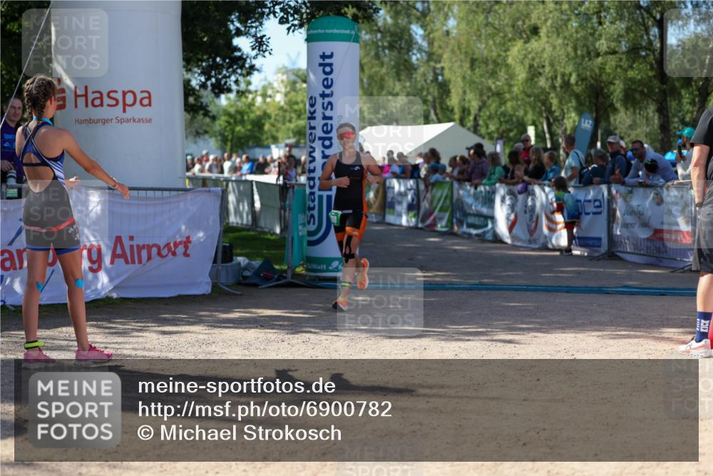 01.09.2024 - 17. Tribühne Triathlon Michael Strokosch http://msf.ph/oto/6900782 01.09.2024 10:58:20 Ziel 207, 268 meine-sportfotos.de