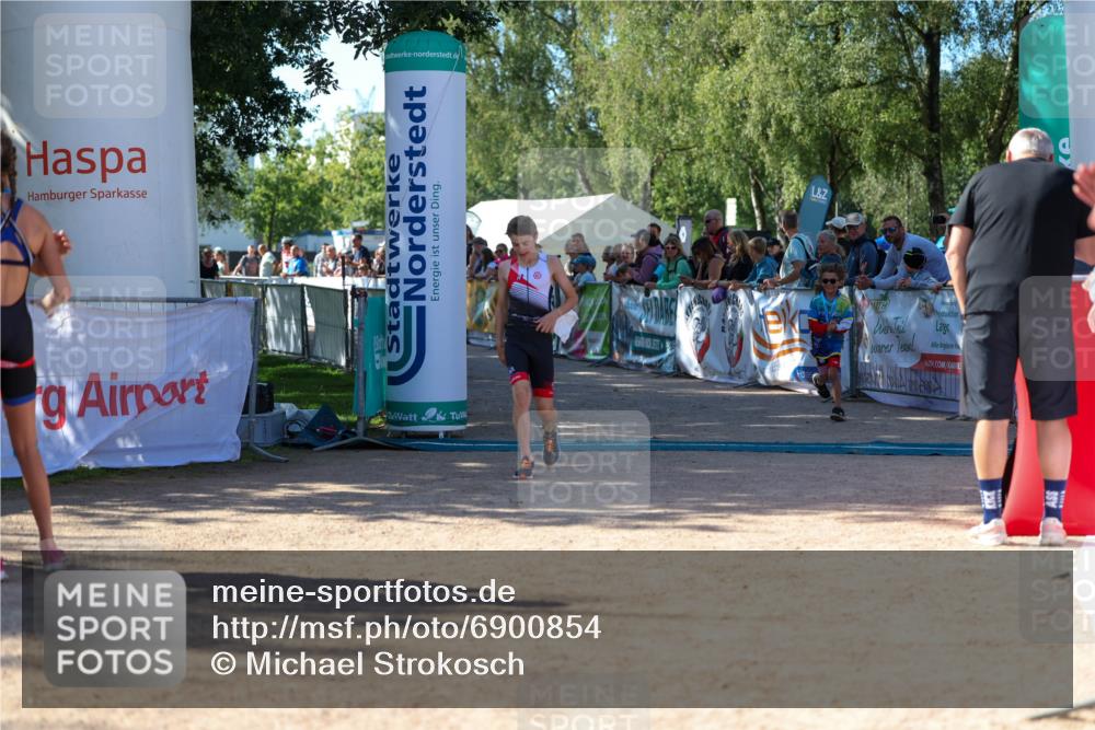01.09.2024 - 17. Tribühne Triathlon Michael Strokosch http://msf.ph/oto/6900854 01.09.2024 10:58:25 Ziel 207 meine-sportfotos.de