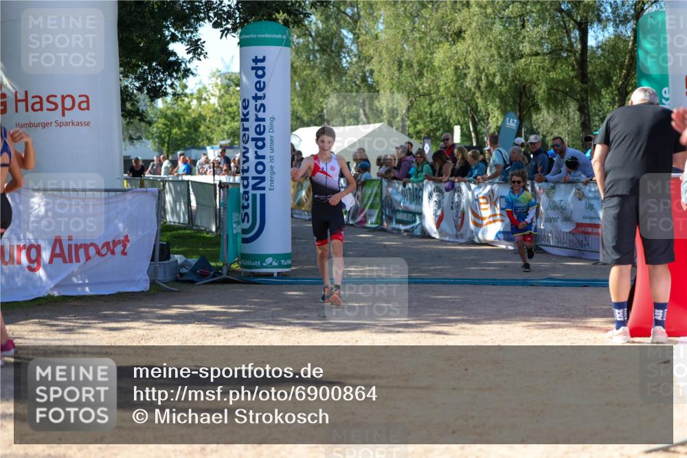 01.09.2024 - 17. Tribühne Triathlon Michael Strokosch http://msf.ph/oto/6900864 01.09.2024 10:58:25 Ziel 207 meine-sportfotos.de